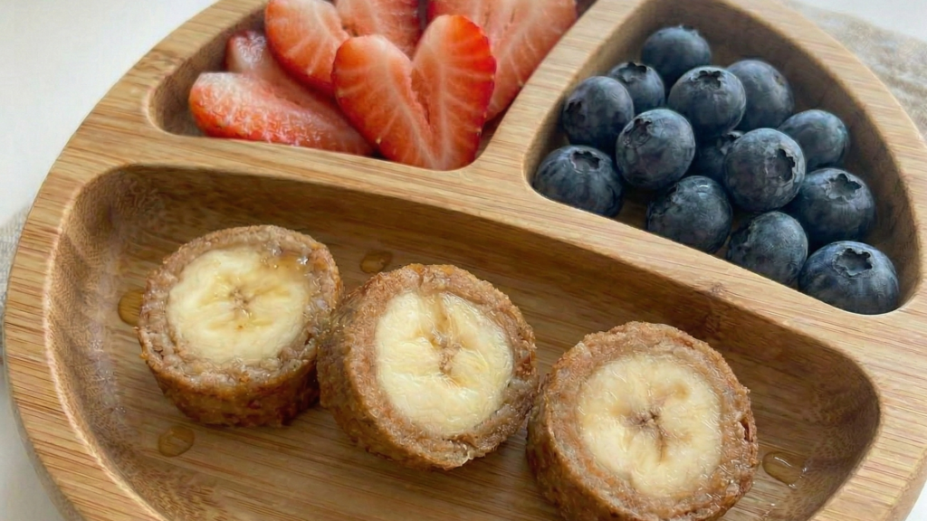banános tekercs teljes kiőrlésű kenyérből szeletelve eperrel és áfonyával baba snack