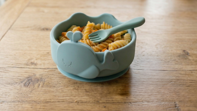 Zöldséges fusilli tészta csirkehússal baba adagban szilikon tálban