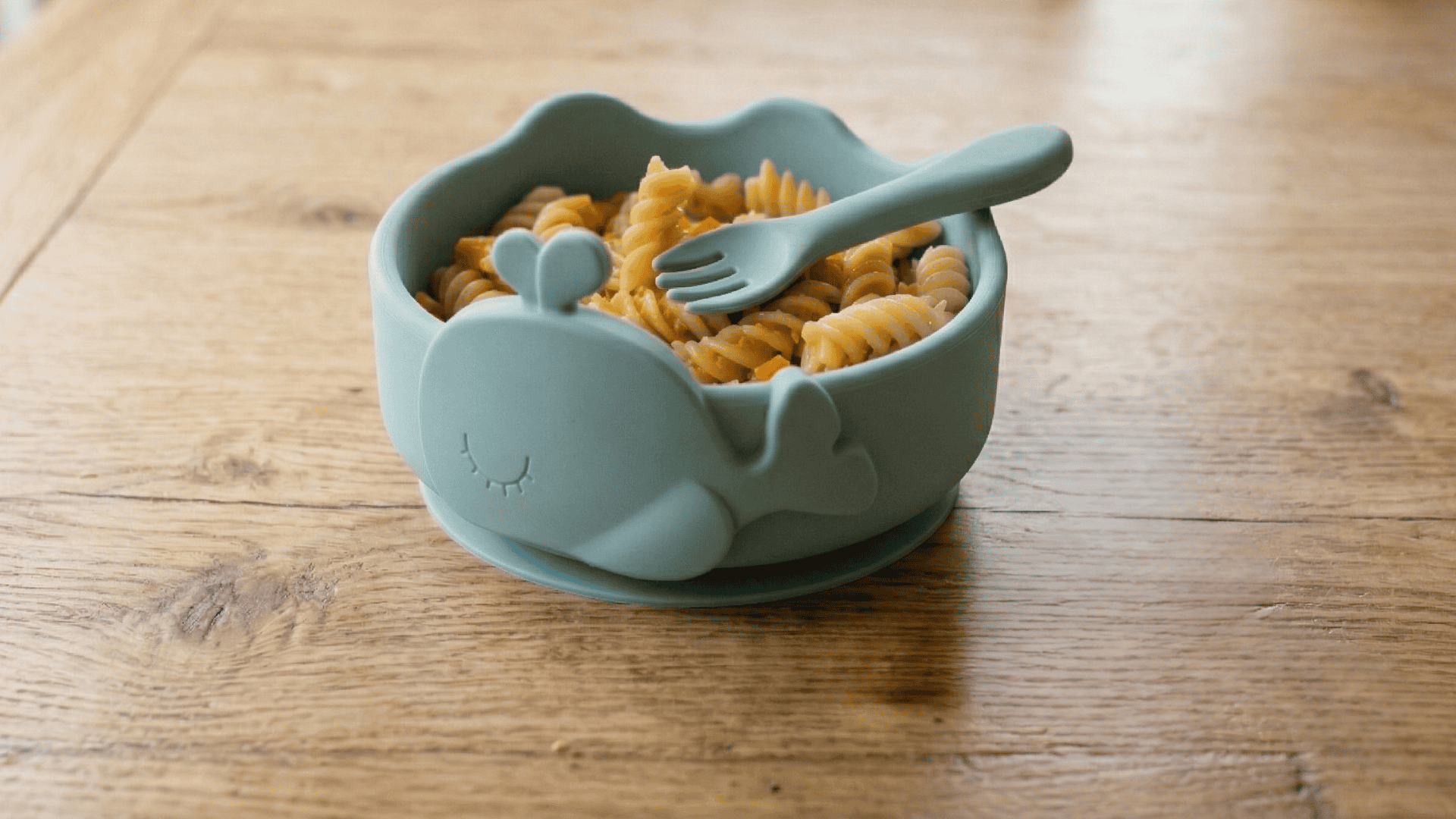 Zöldséges fusilli tészta csirkehússal baba adagban szilikon tálban