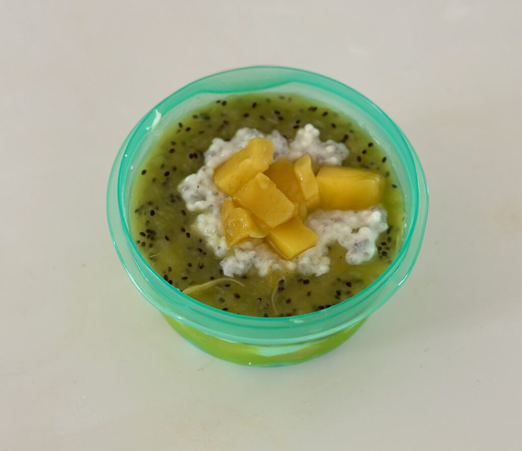 Tápióka puding kiwi- és mangópürével, bababarát pohárkrémként tálalva