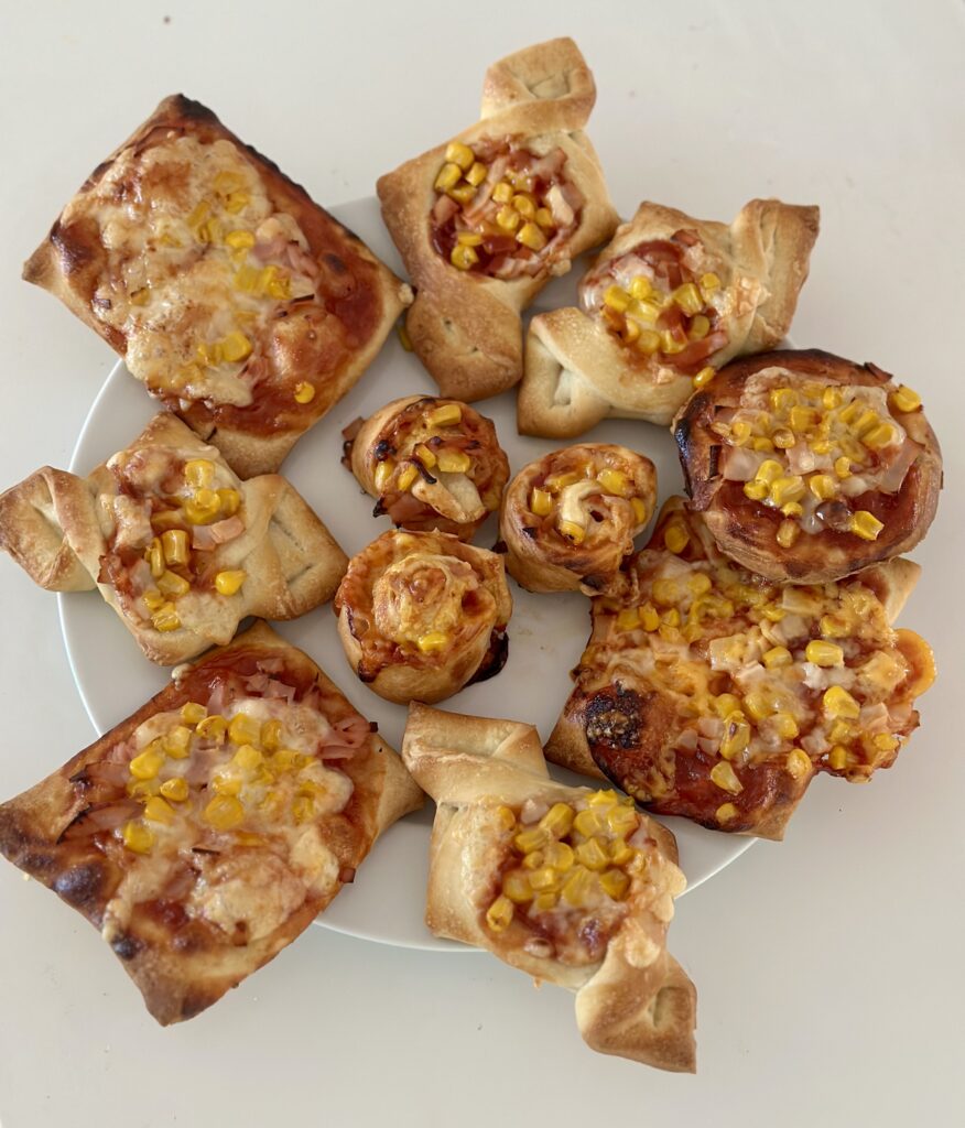Mini pizzák, pizza csigák és pizza batyuk egyetlen kész pizzatésztából