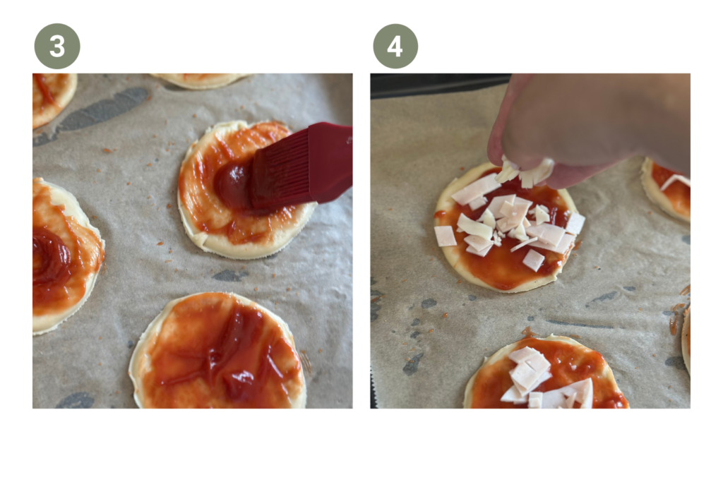 Mini pizzák megkenése paradicsomszósszal és feltétek hozzáadása
