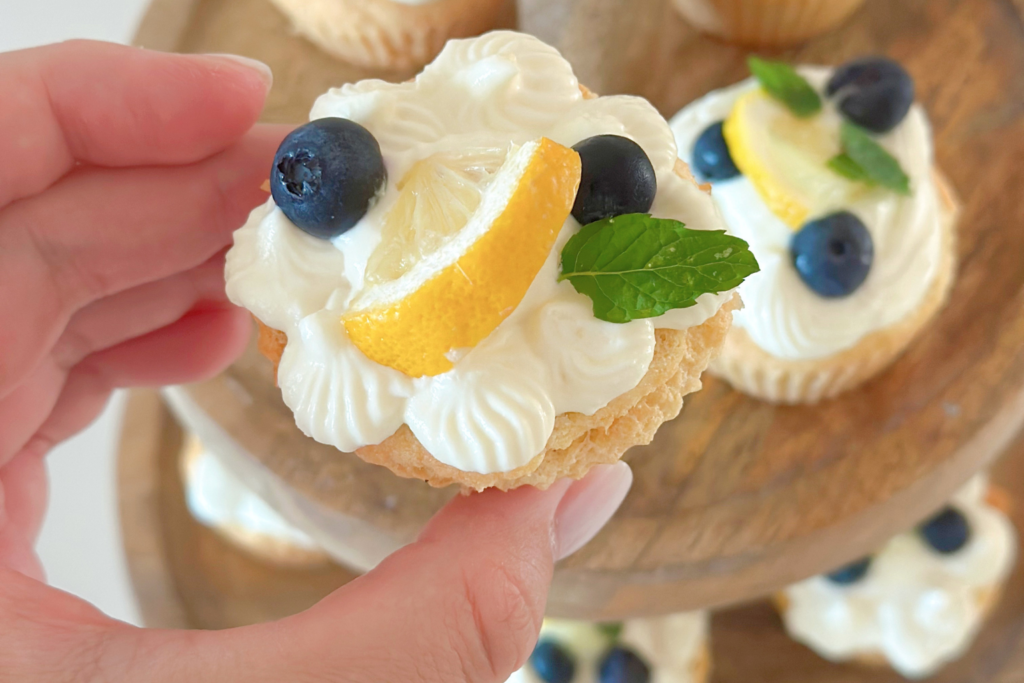 Puha citromos muffin mascarponés krémmel, áfonyával és citrommal