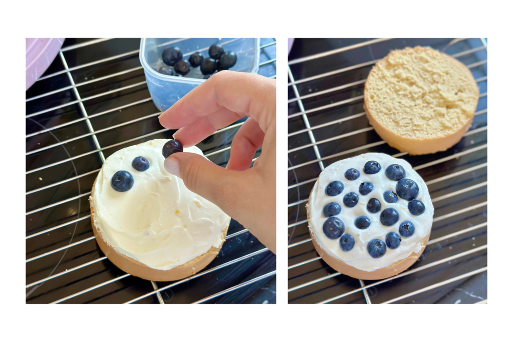 A mini citromos szülinapi torta megtöltése mascarponés krémmel és friss áfonyával