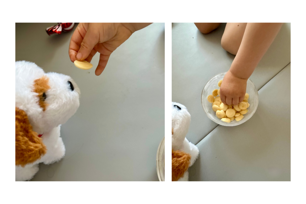 Kollázs: kisgyermek joghurt pöttyöket vesz ki egy üvegtálból.
