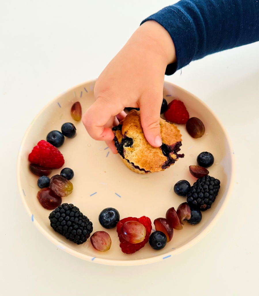 Gyümölcsös baba muffin áfonyával, málnával és szederrel tálalva