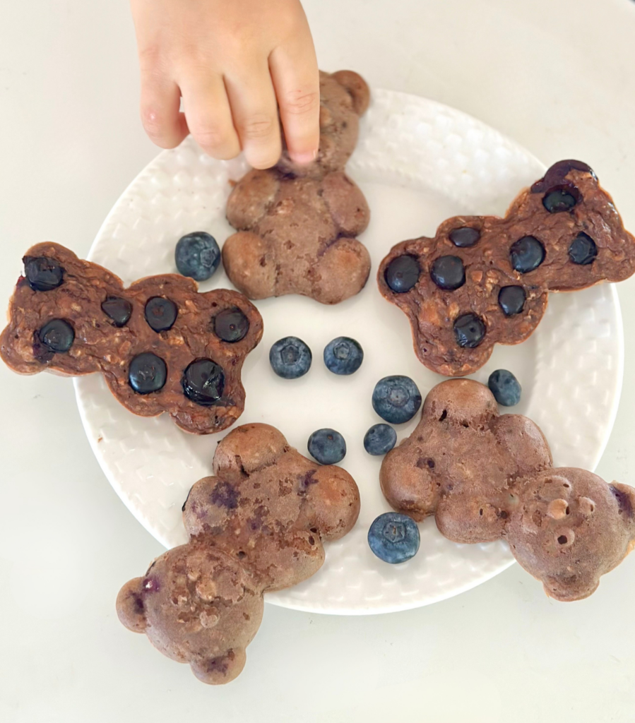 Kakaós baba muffin maci formában áfonyával