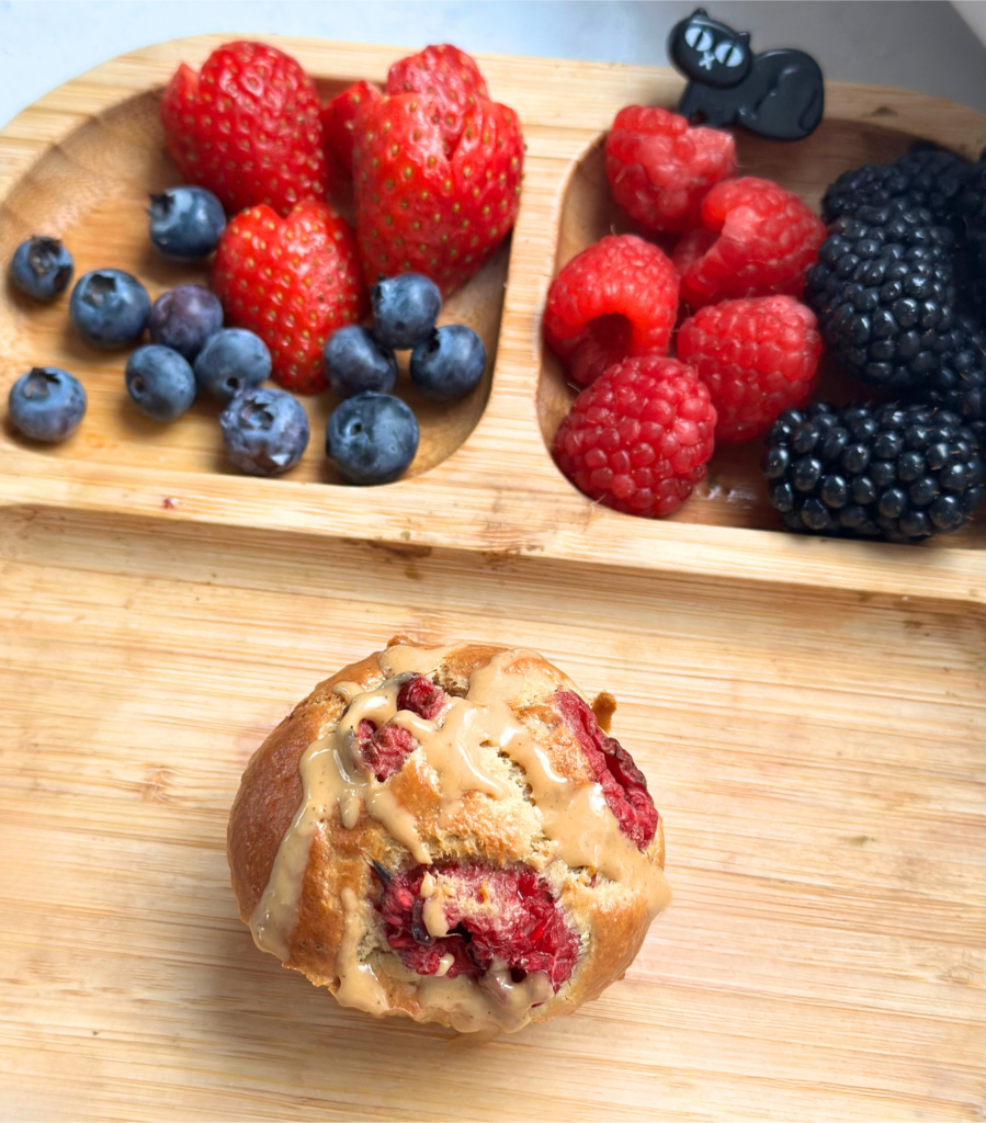 Puha mogyoróvajas baba muffin málnával és friss bogyós gyümölcsökkel