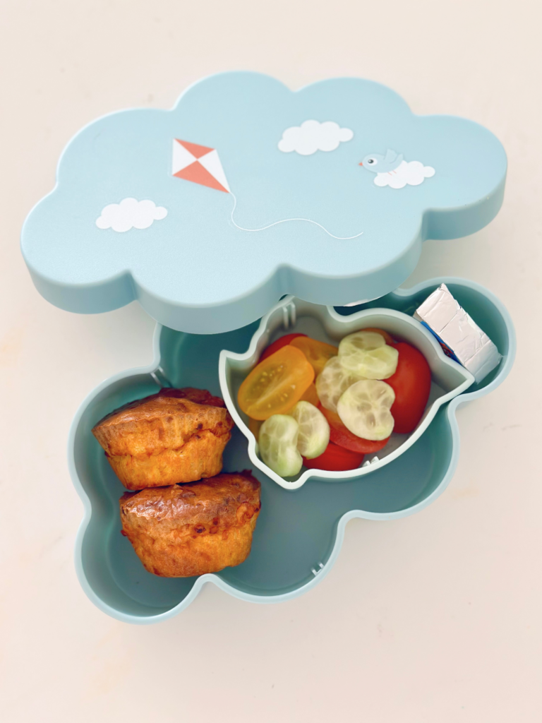 Répás-cukkinis baba muffin zöldségekkel tálalva