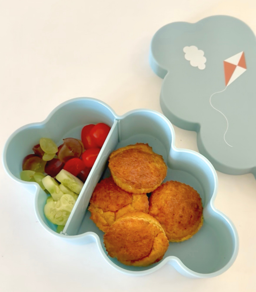 Zöldséges baba muffin édesburgonyával és répával, zöldségek mellett tálalva